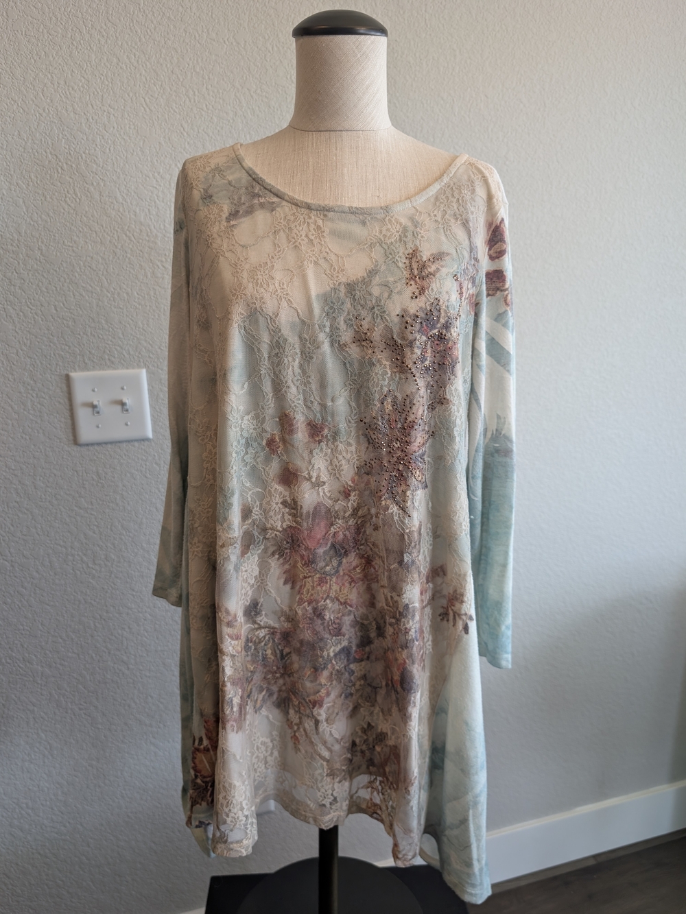 Cal Style Cream Tunic Boho Blouse with Dusty Blue and Muted Rose Floral Sz L